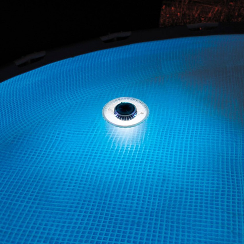 Luz led flutuante Intex para piscinas. Inclui 3 funções diferentes e é adequada para piscinas de até 549 cm. Possui a função de