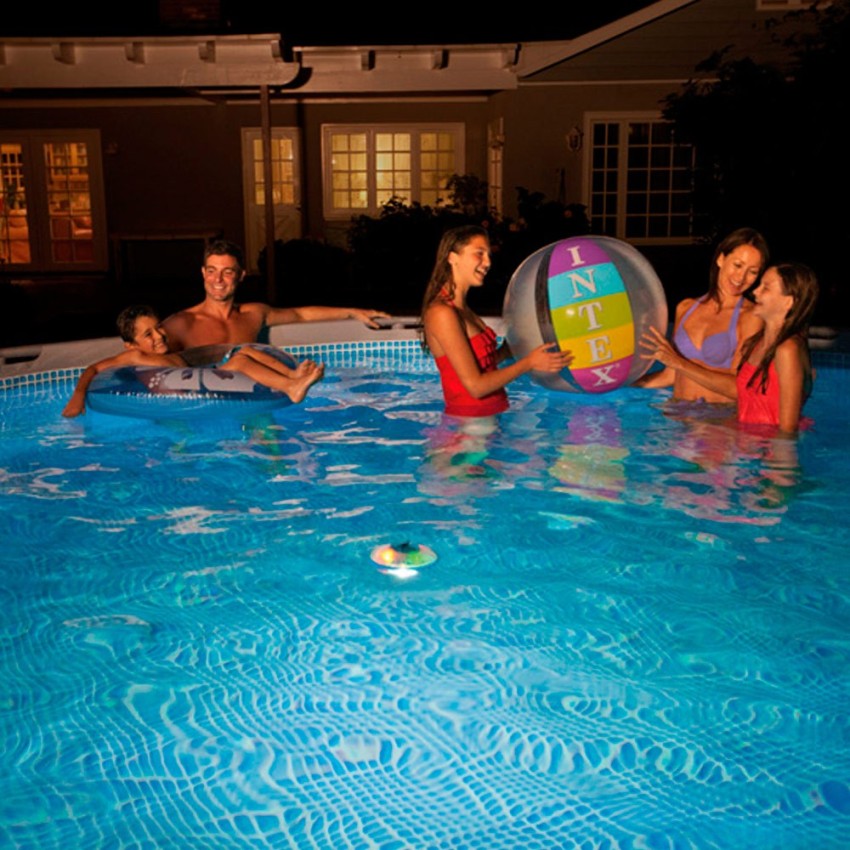 Luz led flutuante Intex para piscinas. Inclui 3 funções diferentes e é adequada para piscinas de até 549 cm. Possui a função de