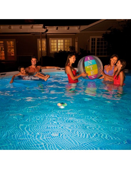 Luz led flutuante Intex para piscinas. Inclui 3 funções diferentes e é adequada para piscinas de até 549 cm. Possui a função de