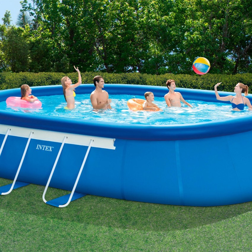 Piscina desmontável Intex com anel superior insuflável e com estrutura metálica. Inclui bomba de filtro de 5.678 litros, escada