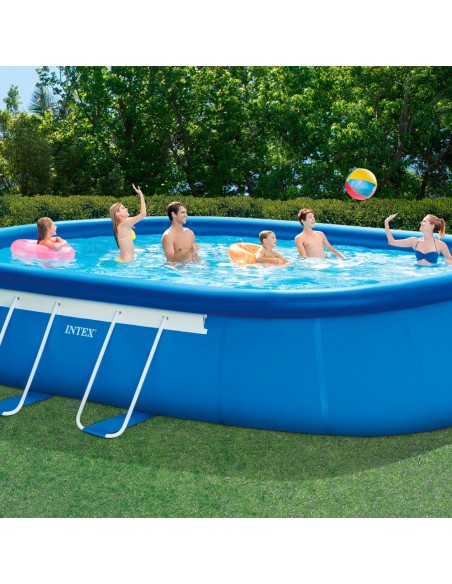 Piscina desmontável Intex com anel superior insuflável e com estrutura metálica. Inclui bomba de filtro de 5.678 litros, escada