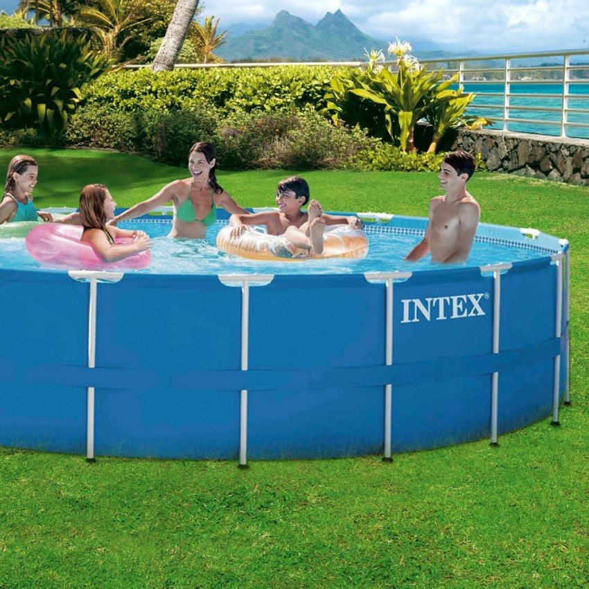 Piscina desmontável tubular Intex. Com forma redonda e da linha Metal Frame, tem capacidade para 24.311 litro de água. Inclui bo