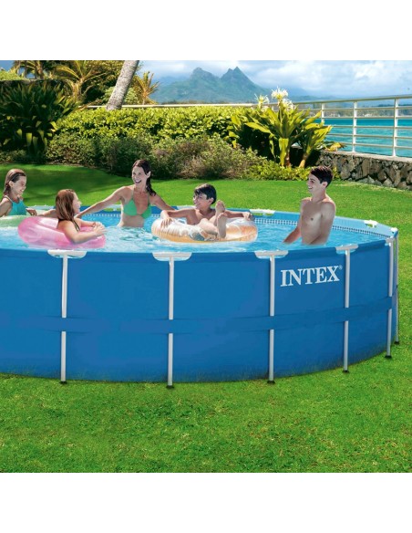 Piscina desmontável tubular Intex. Com forma redonda e da linha Metal Frame, tem capacidade para 24.311 litro de água. Inclui bo