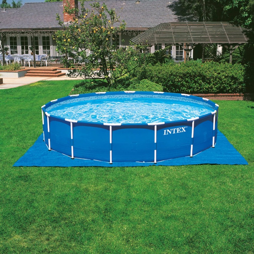 Piscina desmontável tubular Intex. Com forma redonda e da linha Metal Frame, tem capacidade para 24.311 litro de água. Inclui bo