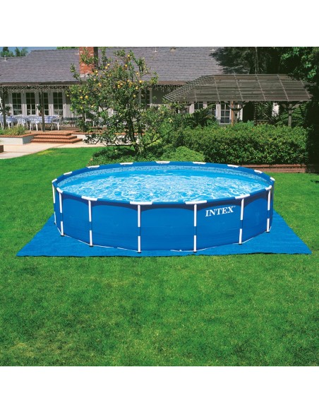Piscina desmontável tubular Intex. Com forma redonda e da linha Metal Frame, tem capacidade para 24.311 litro de água. Inclui bo