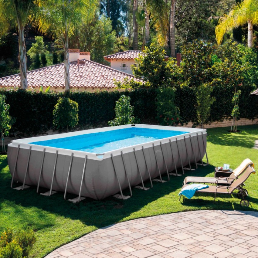 Piscina desmontável tubular Intex da linha Ultra Frame. Piscina retangular de cor cinza e com capacidade para 31.805 litros de á