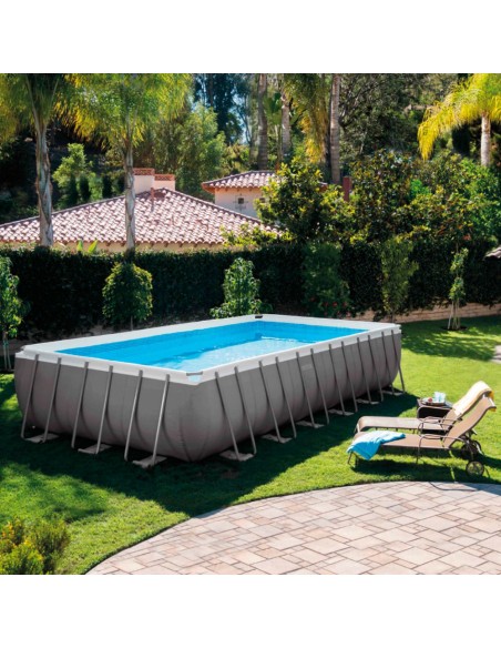 Piscina desmontável tubular Intex da linha Ultra Frame. Piscina retangular de cor cinza e com capacidade para 31.805 litros de á