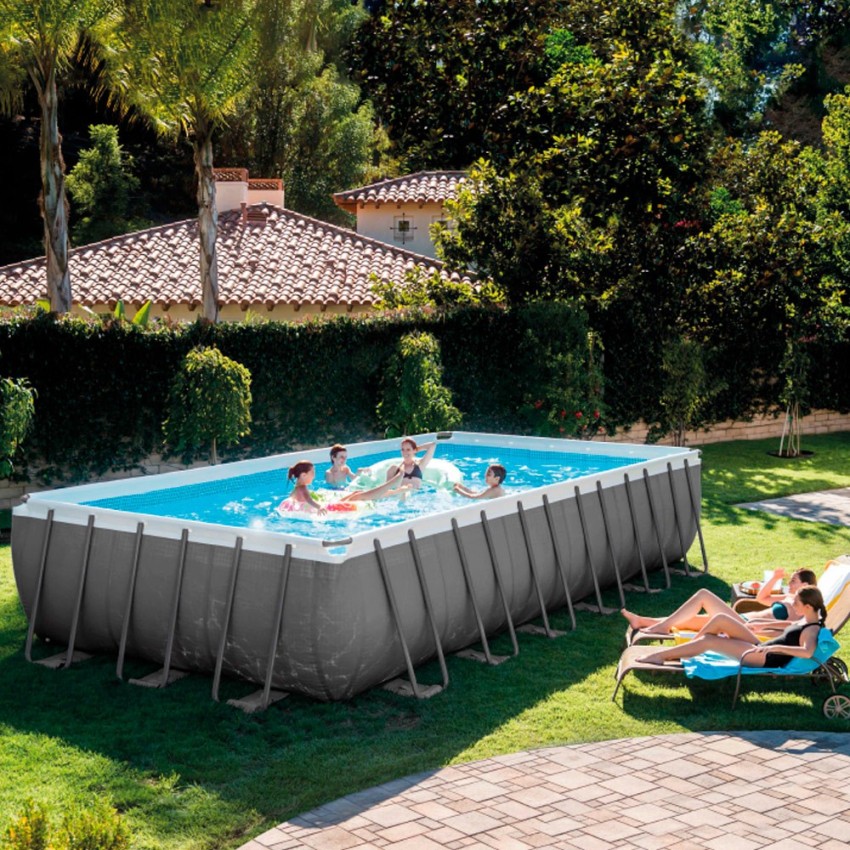 Piscina desmontável tubular Intex da linha Ultra Frame. Piscina retangular de cor cinza e com capacidade para 31.805 litros de á