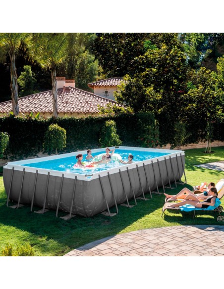 Piscina desmontável tubular Intex da linha Ultra Frame. Piscina retangular de cor cinza e com capacidade para 31.805 litros de á