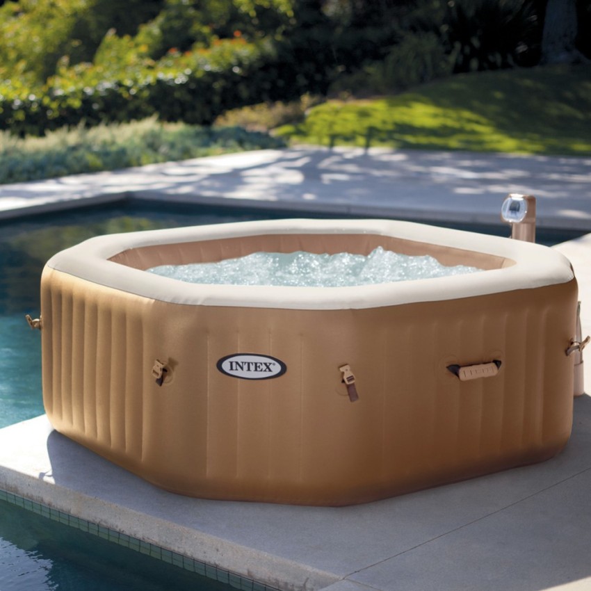 Spa insuflável Intex de PVC laminado. Sistema de bolhas produzidas por 120 saídas de ar à pressão. Inclui cobertura e base isola
