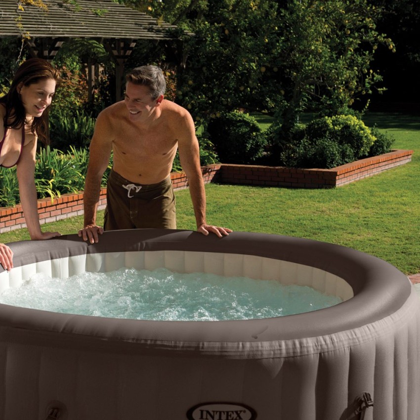Spa insuflável Intex. Redondo e de cor castanho escuro, está fabricado com PVC laminado. Tem um sistema de 4 jatos de água à pre