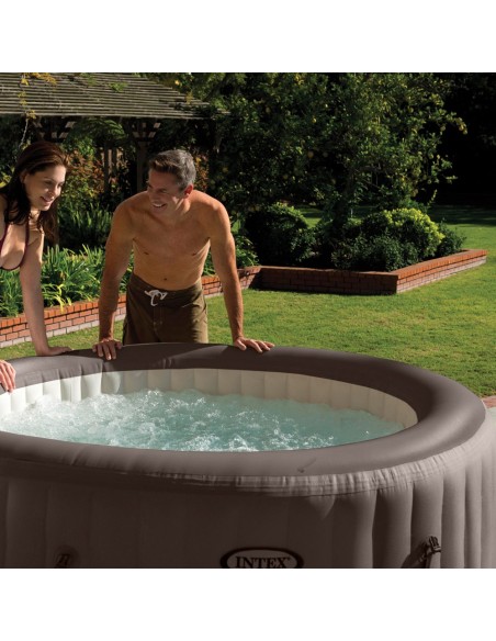 Spa insuflável Intex. Redondo e de cor marrom escuro, está fabricado com PVC laminado. O sistema é de 4 jatos de água à pressão.
