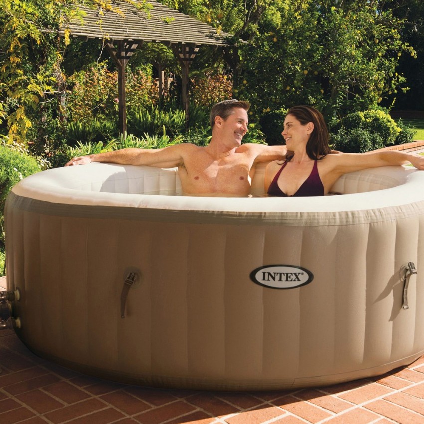 Spa insuflável Intex fabricado com a tecnologia FiberTech e PVC. Sistema de bolhas produzidas por 140 saídas de ar à pressão. In