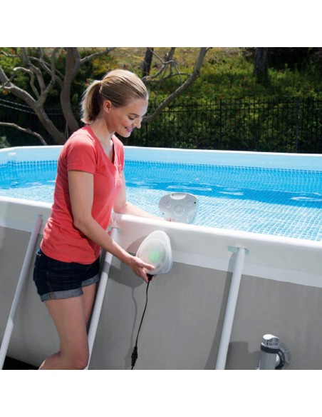 Luz LED de alto brilho e duração para piscinas desmontáveis.Sistema de sujeição magnético,oferece luzes coloridas dentro e fora