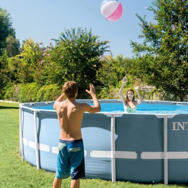 Piscina desmontável tubular Intex da linha Prisma Frame. Piscina circular de cor azul e estrutura metálica com capacidade para 1 2