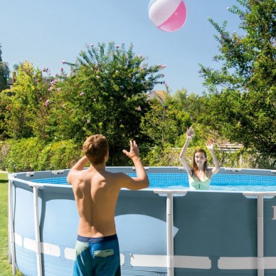 Piscina desmontável tubular Intex da linha Prisma Frame. Piscina circular de cor azul e estrutura metálica com capacidade para 2 2