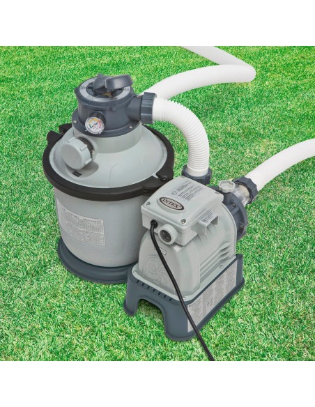 Bomba de areia Intex com capacidade de filtragem de até 4.500L/h com pré-filtro. Adequada para piscinas AGP de até 15.000 L. Cap